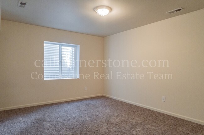 Building Photo - 3305 Hollycrest Dr