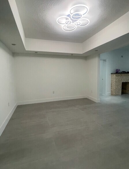 Building Photo - 348 South Dr