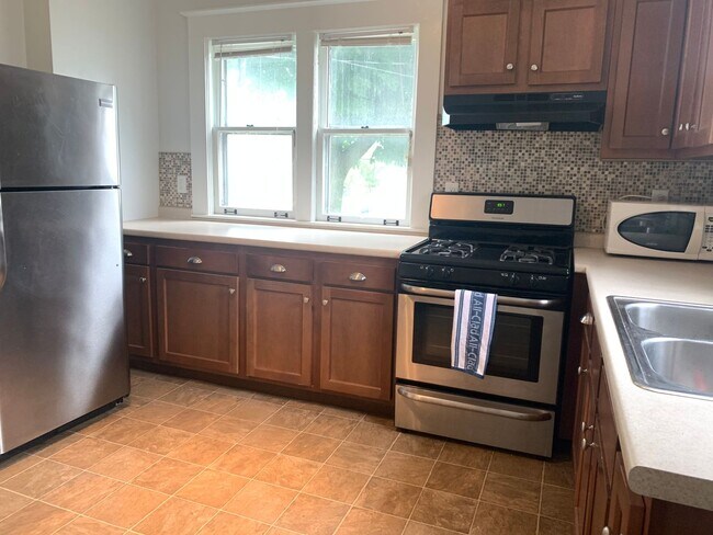 Building Photo - Large 4 Bedroom home!