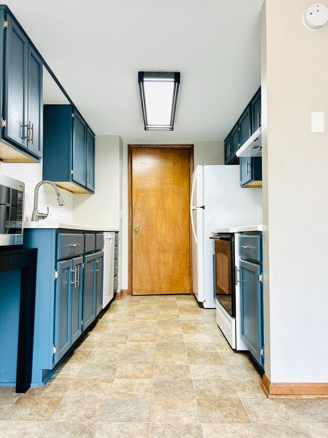 Building Photo - Convenient Location, Spacious Home