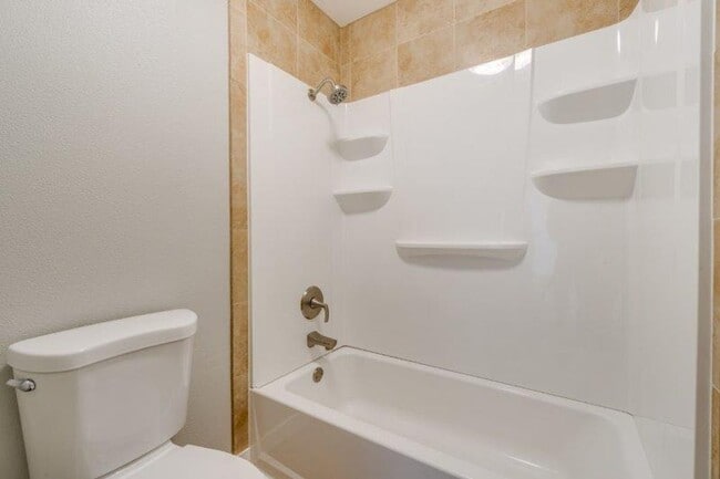 Building Photo - Updated 3 Bedroom, 1.5 Bathroom Duplex in ...
