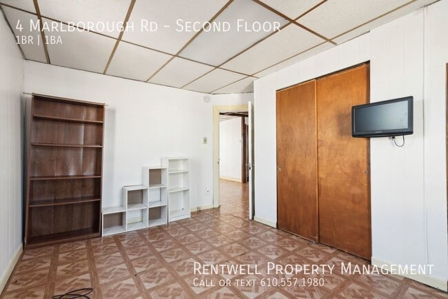 Building Photo - 1BR 1BA Second Floor Apartment is Upper Da...