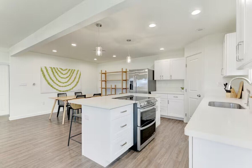 Building Photo - 1235 Manulani St