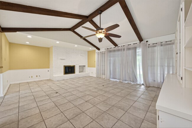 Building Photo - 1701 Mistletoe Ln