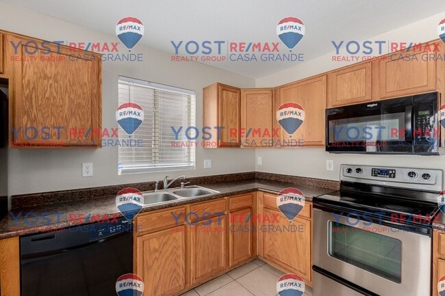 Building Photo - Spacious 4 bedroom - $500 off the first mo...