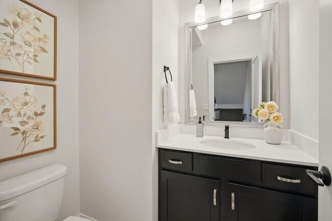 Building Photo - 3 Bedroom Townhome Available November 5th,...