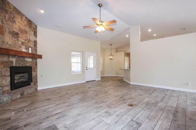 Building Photo - 3 Bedroom Home in Viewpoint East  Applicat...