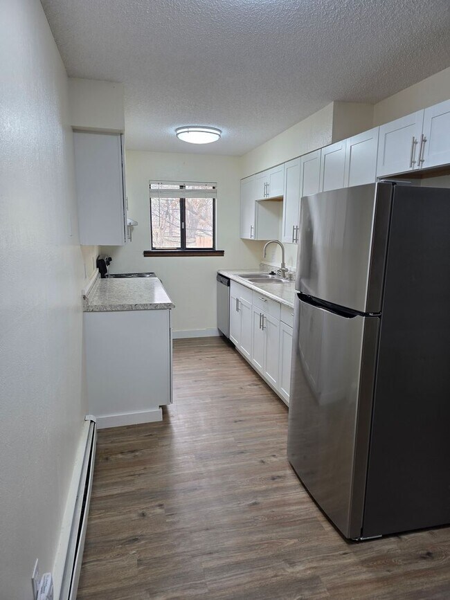 Building Photo - Remodeled 2 Bedroom, 1 Bathroom Apartment- Close to shopping!