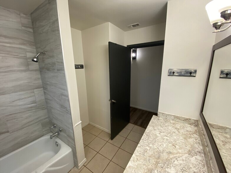 Building Photo - 1210 46th Pl