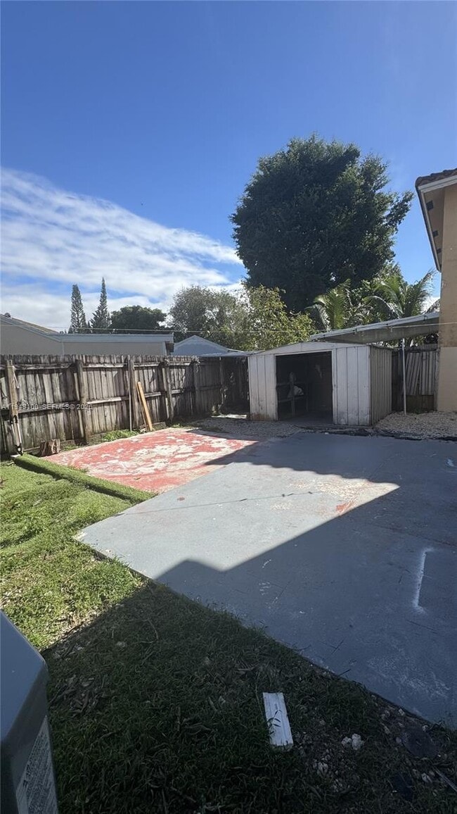 Building Photo - 915 SE 13th Rd