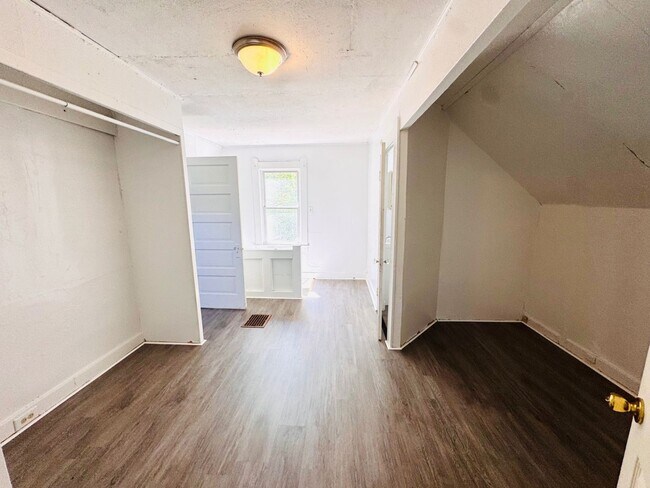 Building Photo - 924 Ansel Rd