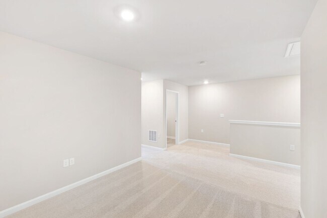 Building Photo - Move-In Ready 4-Bedroom Townhome in Rosedale!