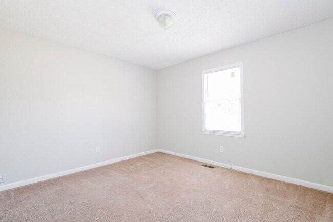 Building Photo - Adorable ranch home with huge fenced yard mid June!