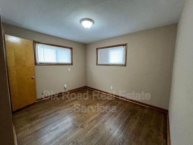 Building Photo - 52 Van Buren Dr