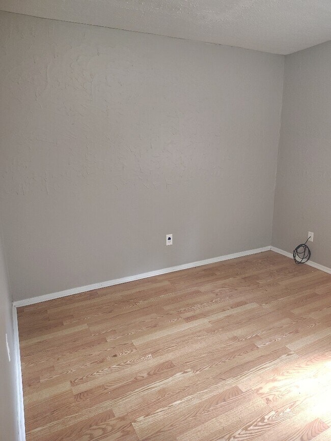 Building Photo - 130 E Woodcrest Dr