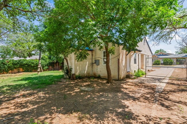 Building Photo - Cute 2/1.5 Duplex, Minutes from TTU & Downtown LBK