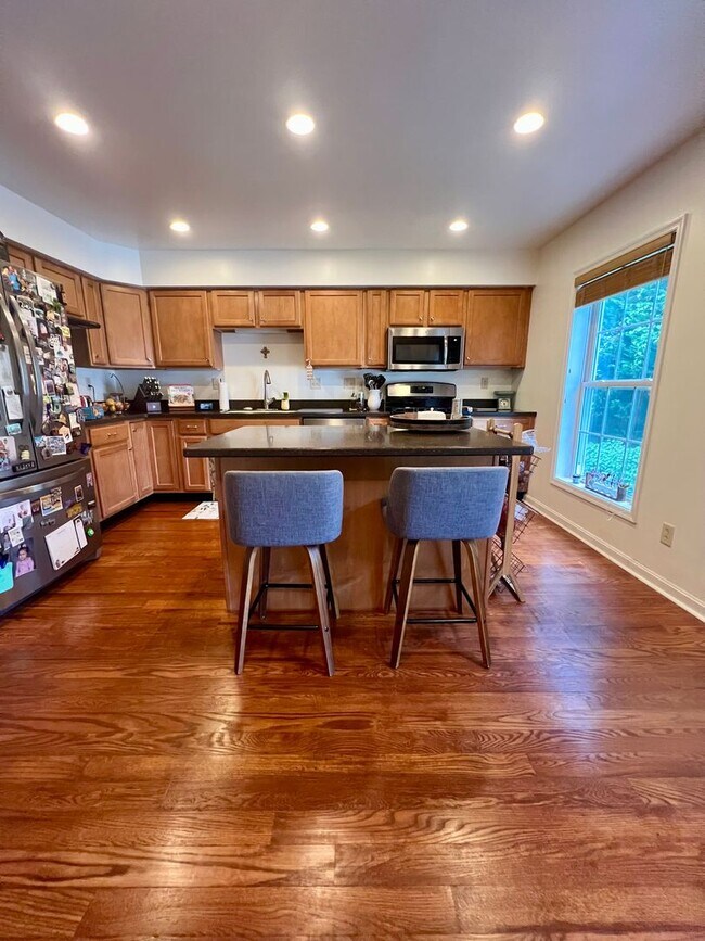 Building Photo - Stunning 3-Bedroom Townhome with 1-Car Gar...