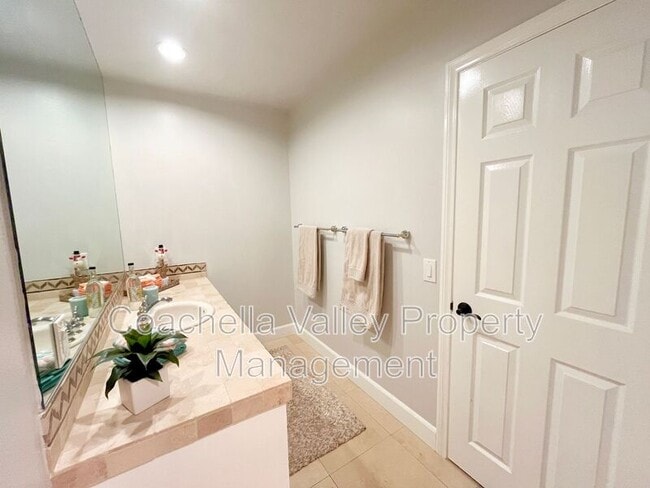 Building Photo - 48550 Valley View Dr