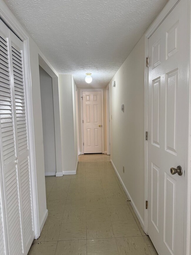 Building Photo - 4 bedroom, 2 bath House