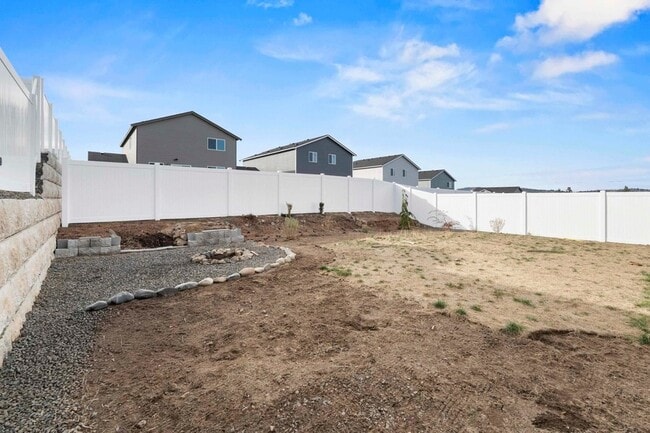 Building Photo - 10813 N Beaverhead Rd