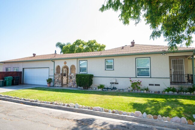 Building Photo - 3BR/2BA home with bonus room & additional ...