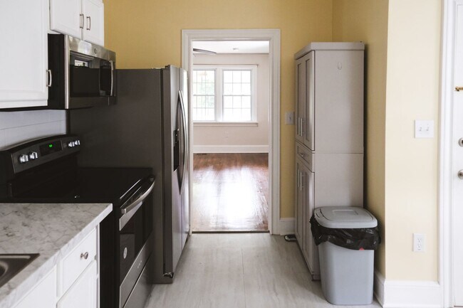 Building Photo - 2 bedroom, 1 bath Brick Bungalow in Prime Location!