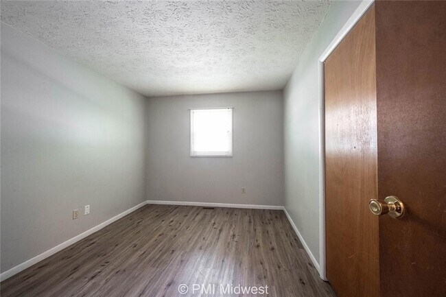 Building Photo - 207 W Green Meadows Dr