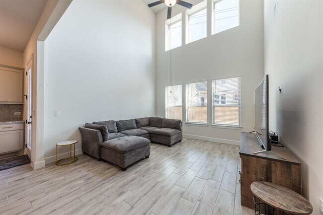 Building Photo - 2812 Sebring Cir