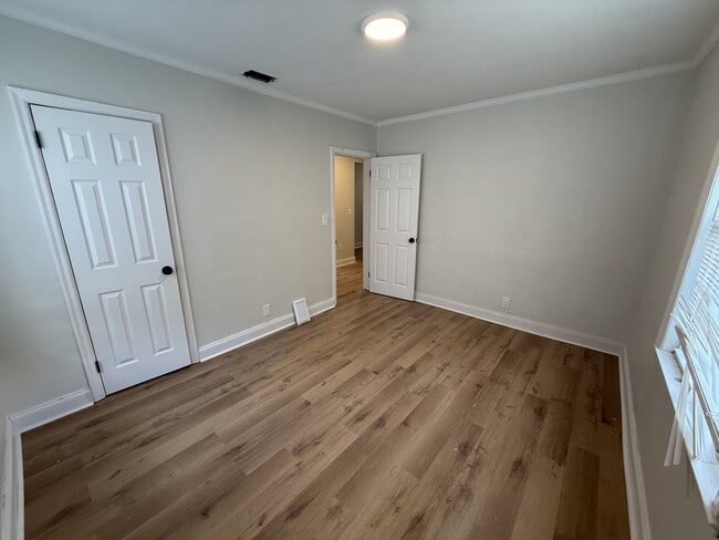 Building Photo - 2204 Redfern Rd