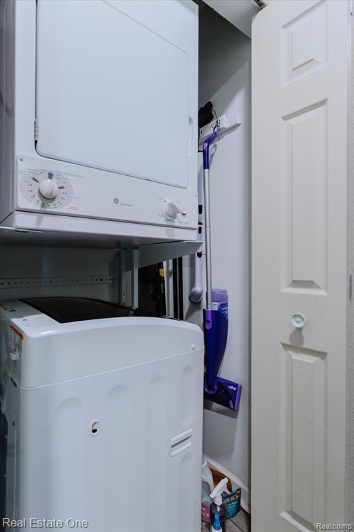 Building Photo - 430 Fox Hills Dr S