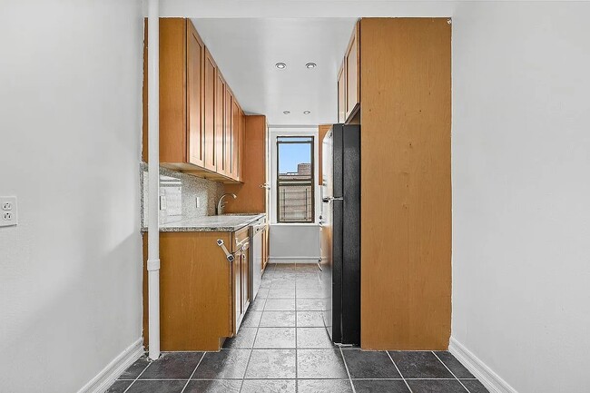 Building Photo - Welcome home to this sun-drenched 1-bedroom in the heart of Jackson Heights !