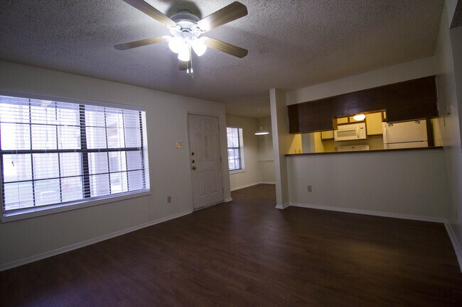 Building Photo - 218 N Texas Blvd