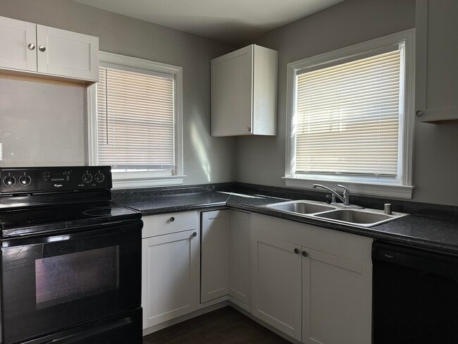 Building Photo - 635 Longview Dr