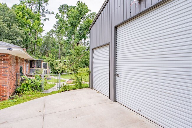 Building Photo - 607 3rd St Ext