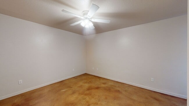 Building Photo - FREE DECEMBER RENT!!!