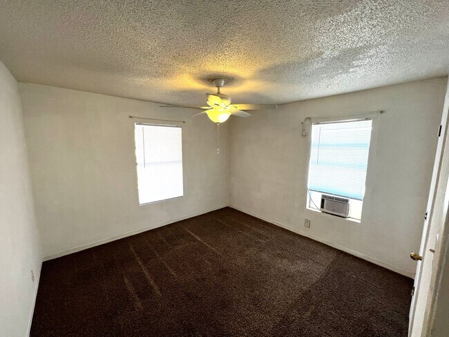 Building Photo - E 9th Duplex 1