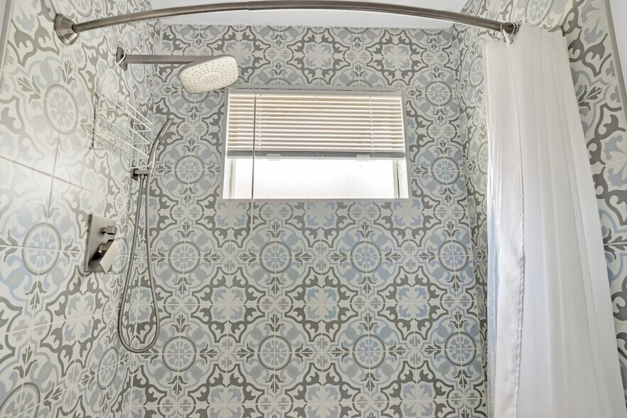 Building Photo - 1598 NE 38th St