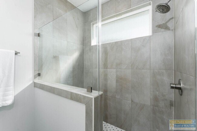 Building Photo - 20 S Bay Hill Dr