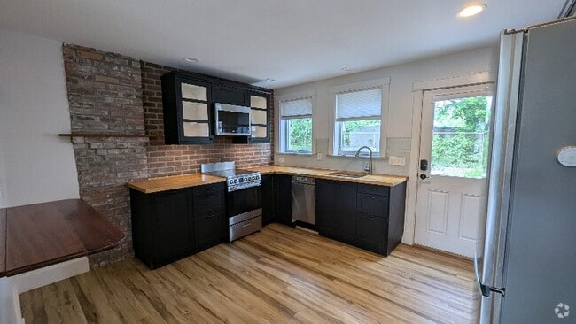 Building Photo - 581 Kearsarge Way