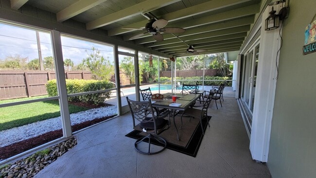 Building Photo - 949 W Royal Palm Rd