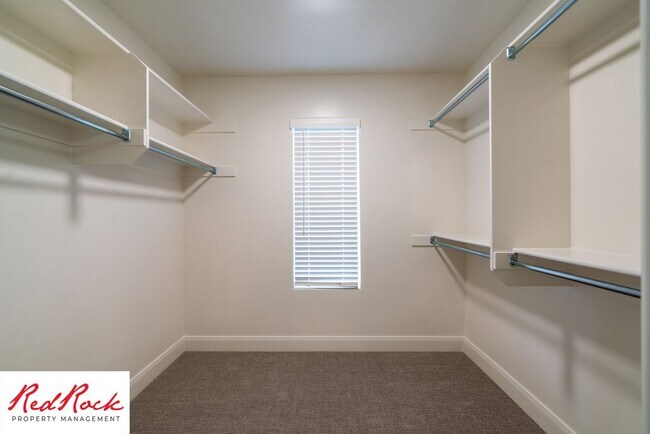 Building Photo - Stunning Spacious 3 Bedroom Unit