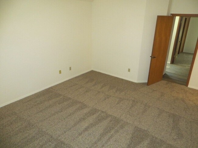 Building Photo - North Fresno Home, 3BR/2BA, Built 1989 - Lots of Amenities!