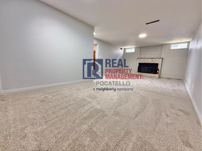 Building Photo - 5 bed 2 bath house - 1 car garage - pet friendly