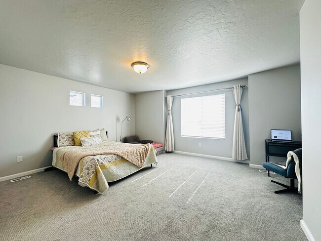 Building Photo - Spacious and Bright Townhome Available Sep...