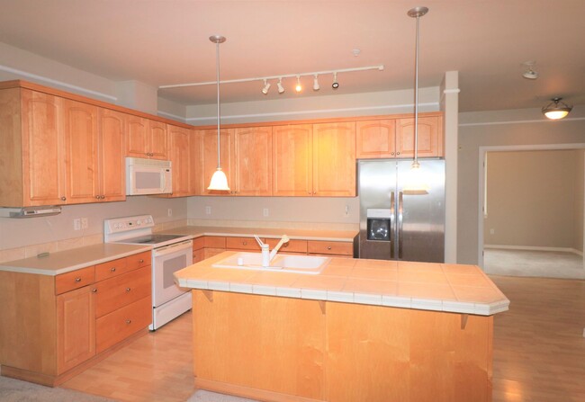 Building Photo - Lovely 2+ Bedroom Condo in Mountlake Terra...