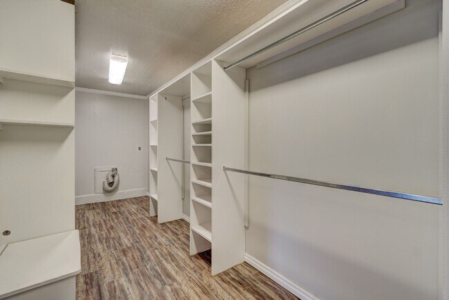 Building Photo - Nice 4 Bed 1.5 Baths Located near Tinker Diagonal