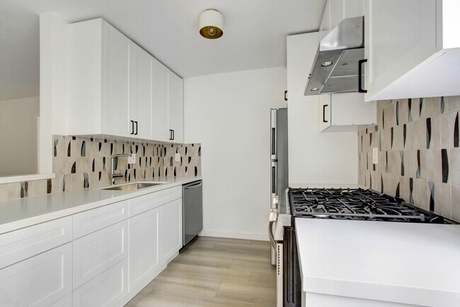 Building Photo - 117 Pacific St. in Sant Monica - 1 block t...