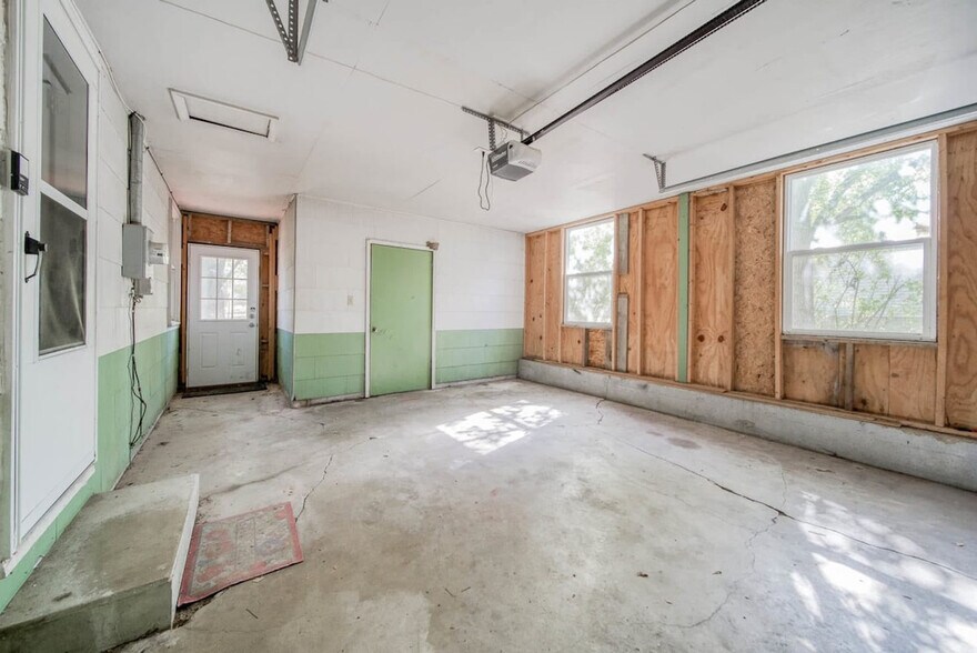 Building Photo - 604 N Springfield St