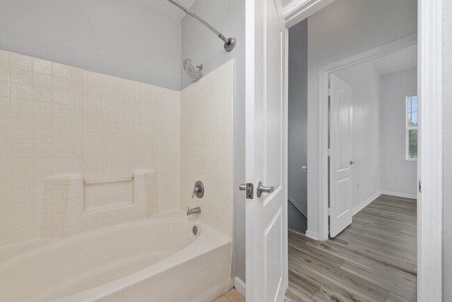 Building Photo - Beautiful 1 Bed 1 Bath with 1 car garage c...