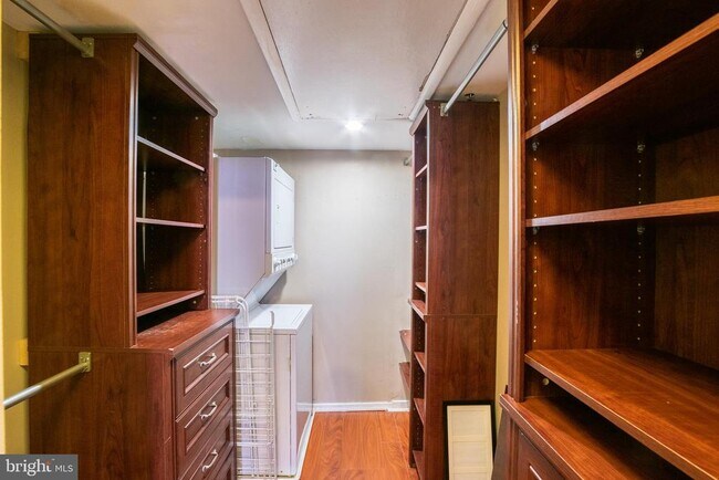 Building Photo - 301 Race St